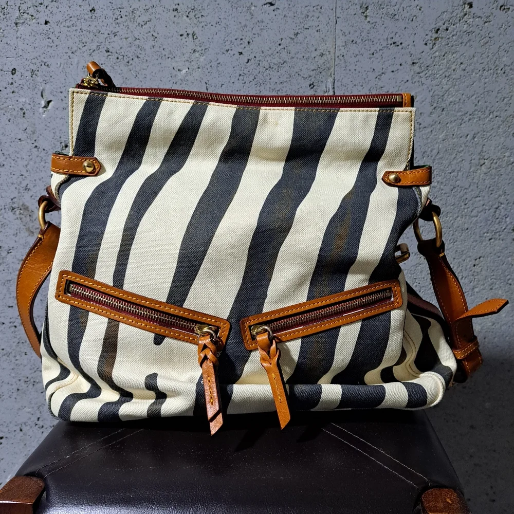 Dooney & Bourke chic d&b